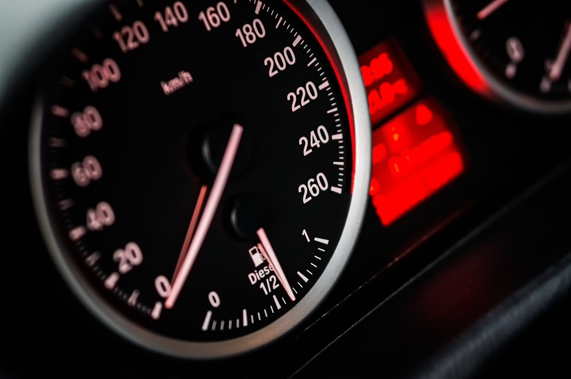 Velocímetro de um carro em destaque