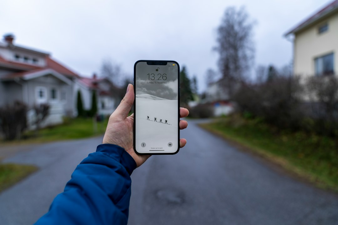 Mão segurando o celular em uma estrada
